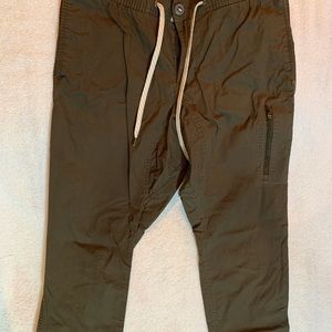 Vuori Ripstop Pant. Size Medium, olive color.